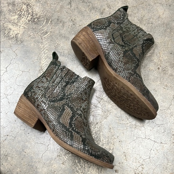 Eric Michael Green and Brown Ankle Boots with Snakeskin Texture - Picture 7 of 9